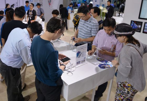 參觀者在三星GALAXY Note 4展區(qū)體驗產(chǎn)品帶來的極致魅力 參觀者在三星GALAXY Note 4展區(qū)體驗產(chǎn)品帶來的極致魅力