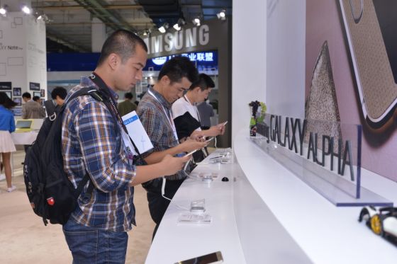 三星GALAXY ALPHA引來大量消費者駐足體驗 三星GALAXY ALPHA引來大量消費者駐足體驗